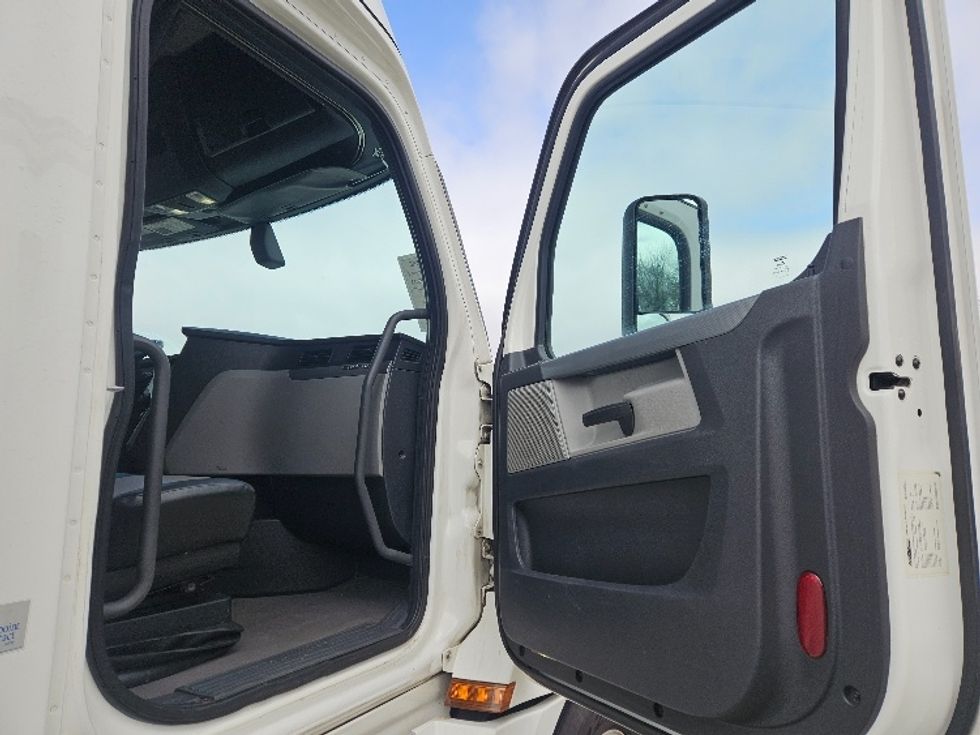 Sleeper Tractor-Heavy Duty Tractors-Freightliner-2020-T12664ST-Poplar Bluff-MO-619,290\n\t\tmiles-$ 52,000 - Image 13