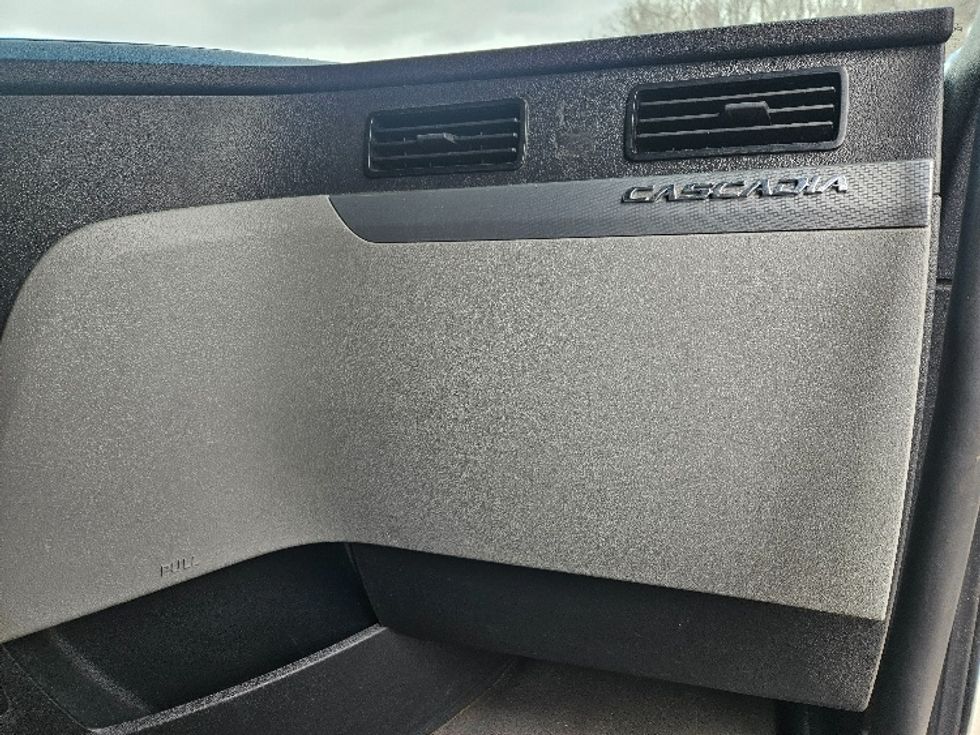 Sleeper Tractor-Heavy Duty Tractors-Freightliner-2020-T12664ST-Poplar Bluff-MO-619,290\n\t\tmiles-$ 52,000 - Image 14