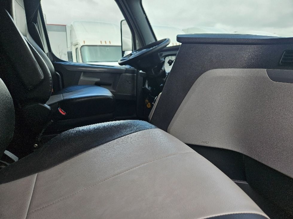 Sleeper Tractor-Heavy Duty Tractors-Freightliner-2020-T12664ST-Poplar Bluff-MO-619,290\n\t\tmiles-$ 52,000 - Image 15