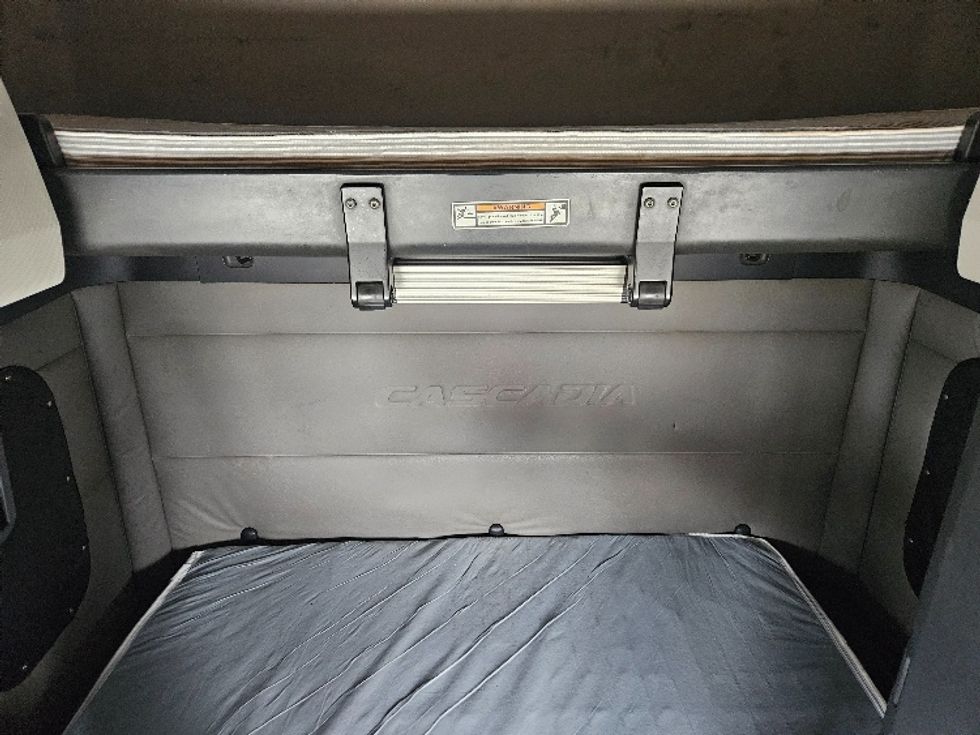 Sleeper Tractor-Heavy Duty Tractors-Freightliner-2020-T12664ST-Poplar Bluff-MO-619,290\n\t\tmiles-$ 52,000 - Image 16