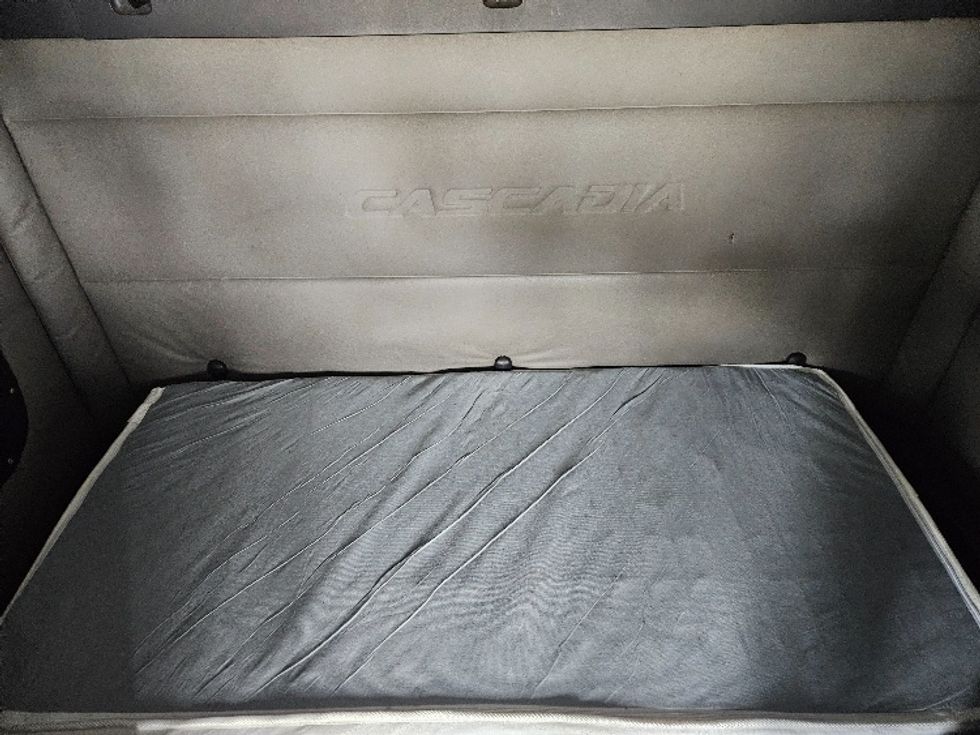 Sleeper Tractor-Heavy Duty Tractors-Freightliner-2020-T12664ST-Poplar Bluff-MO-619,290\n\t\tmiles-$ 52,000 - Image 17