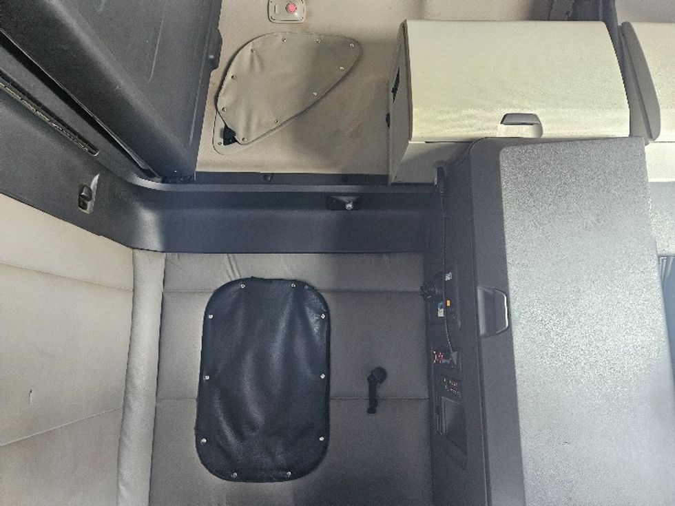 Sleeper Tractor-Heavy Duty Tractors-Freightliner-2020-T12664ST-Poplar Bluff-MO-619,290\n\t\tmiles-$ 52,000 - Image 18