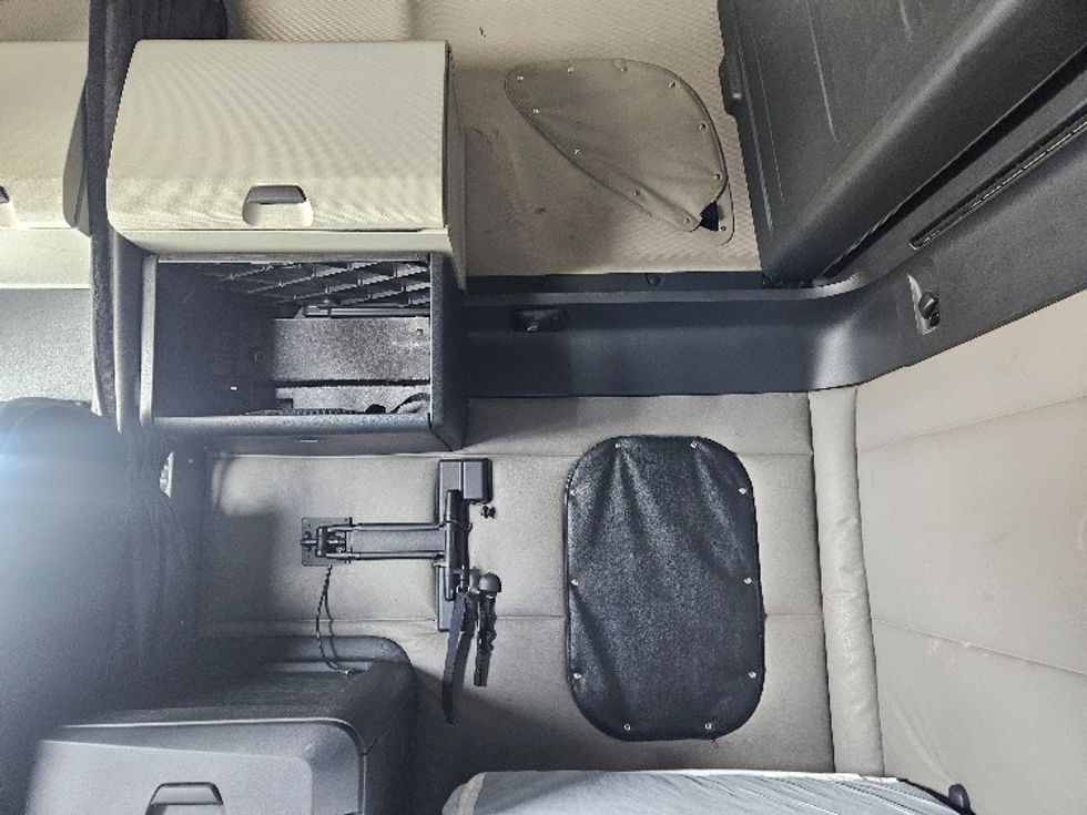 Sleeper Tractor-Heavy Duty Tractors-Freightliner-2020-T12664ST-Poplar Bluff-MO-619,290\n\t\tmiles-$ 52,000 - Image 19