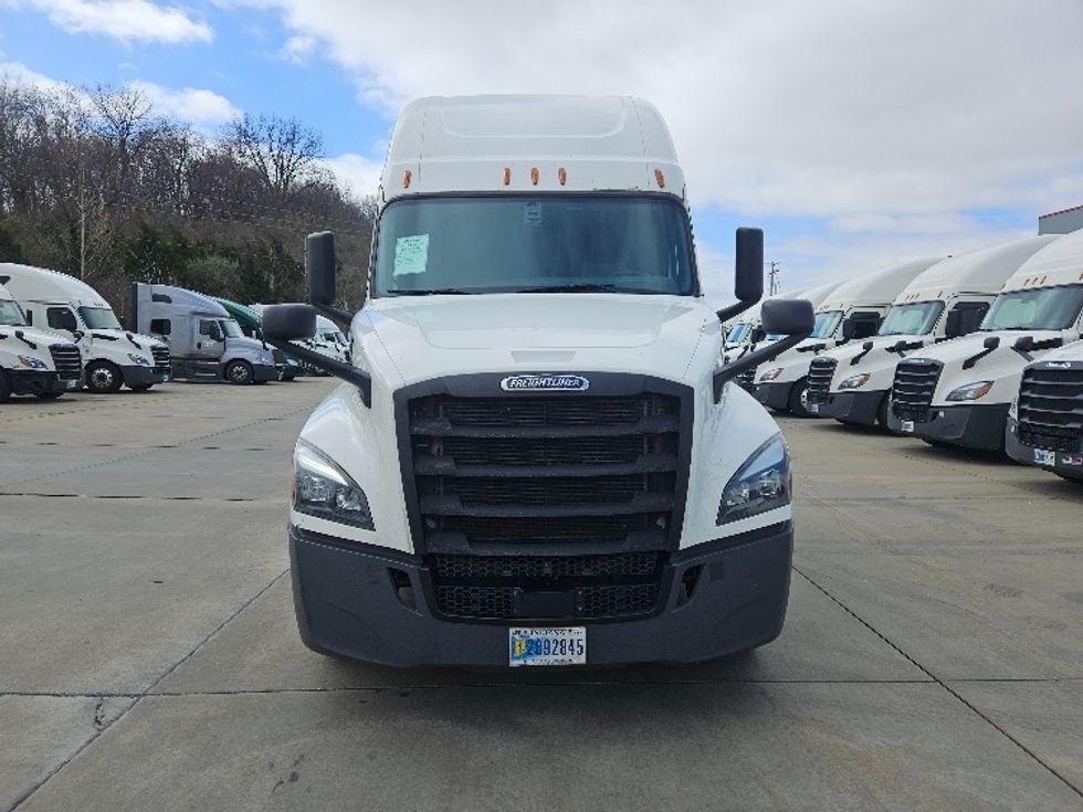 Sleeper Tractor-Heavy Duty Tractors-Freightliner-2020-T12664ST-Poplar Bluff-MO-619,290\n\t\tmiles-$ 52,000 - Image 2