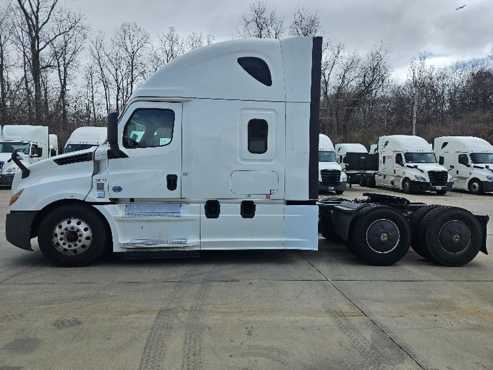 Sleeper Tractor-Heavy Duty Tractors-Freightliner-2020-T12664ST-Poplar Bluff-MO-619,290\n\t\tmiles-$ 52,000 - Image 4