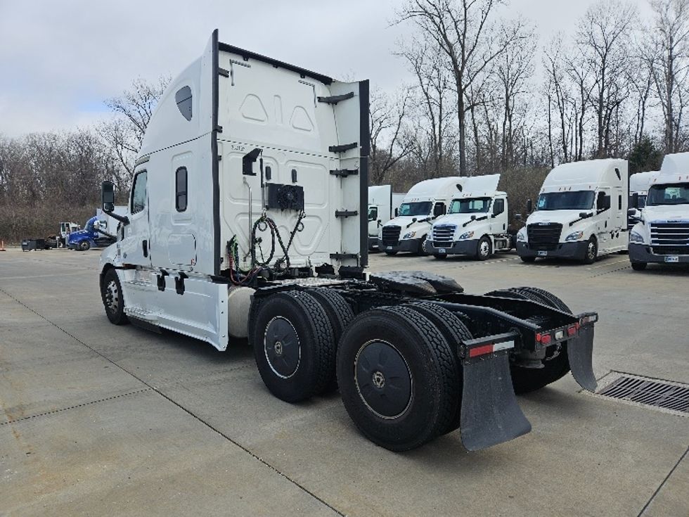Sleeper Tractor-Heavy Duty Tractors-Freightliner-2020-T12664ST-Poplar Bluff-MO-619,290\n\t\tmiles-$ 52,000 - Image 5