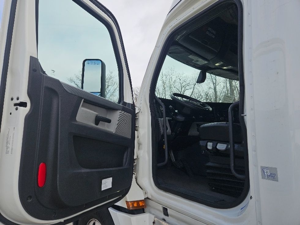 Sleeper Tractor-Heavy Duty Tractors-Freightliner-2020-T12664ST-Poplar Bluff-MO-619,290\n\t\tmiles-$ 52,000 - Image 9