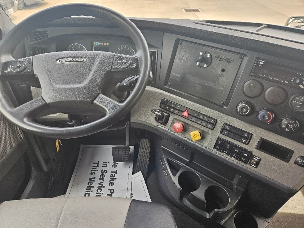 Sleeper Tractor-Heavy Duty Tractors-Freightliner-2020-T12664ST-Poplar Bluff-MO-648,131\n\t\tmiles-$ 48,750 - Image 11