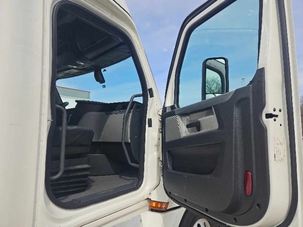 Sleeper Tractor-Heavy Duty Tractors-Freightliner-2020-T12664ST-Poplar Bluff-MO-648,131\n\t\tmiles-$ 48,750 - Image 13