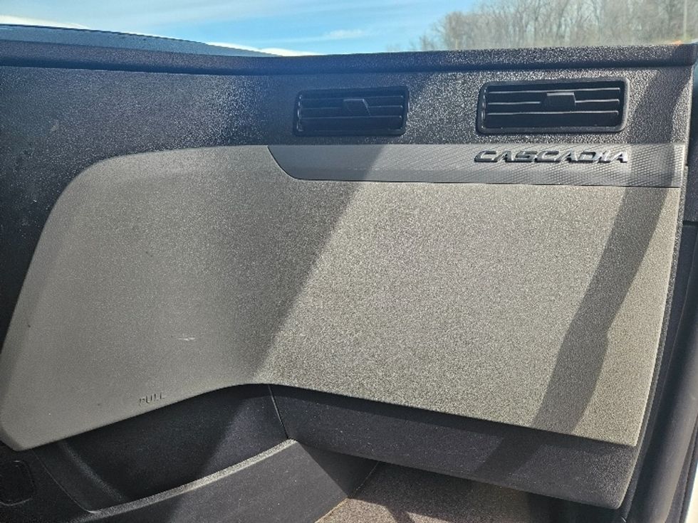 Sleeper Tractor-Heavy Duty Tractors-Freightliner-2020-T12664ST-Poplar Bluff-MO-648,131\n\t\tmiles-$ 48,750 - Image 14