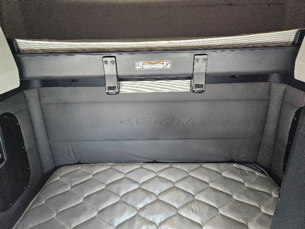 Sleeper Tractor-Heavy Duty Tractors-Freightliner-2020-T12664ST-Poplar Bluff-MO-648,131\n\t\tmiles-$ 48,750 - Image 16