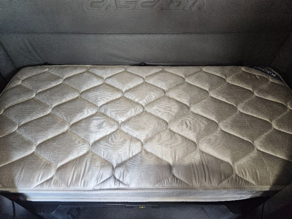 Sleeper Tractor-Heavy Duty Tractors-Freightliner-2020-T12664ST-Poplar Bluff-MO-648,131\n\t\tmiles-$ 48,750 - Image 17