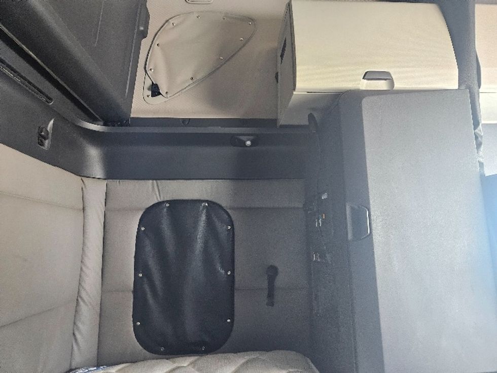 Sleeper Tractor-Heavy Duty Tractors-Freightliner-2020-T12664ST-Poplar Bluff-MO-648,131\n\t\tmiles-$ 48,750 - Image 18