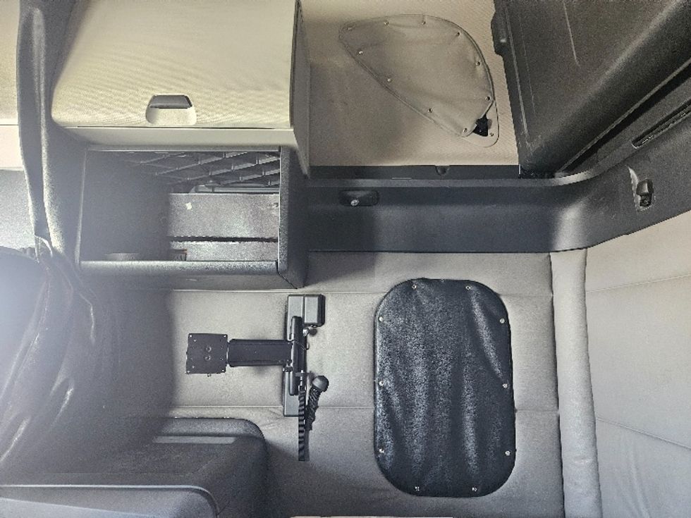 Sleeper Tractor-Heavy Duty Tractors-Freightliner-2020-T12664ST-Poplar Bluff-MO-648,131\n\t\tmiles-$ 48,750 - Image 19