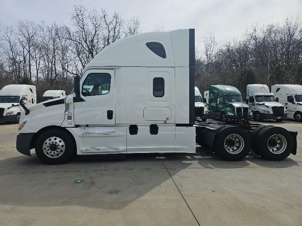 Sleeper Tractor-Heavy Duty Tractors-Freightliner-2020-T12664ST-Poplar Bluff-MO-648,131\n\t\tmiles-$ 48,750 - Image 4