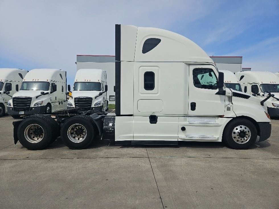 Sleeper Tractor-Heavy Duty Tractors-Freightliner-2020-T12664ST-Poplar Bluff-MO-648,131\n\t\tmiles-$ 48,750 - Image 8