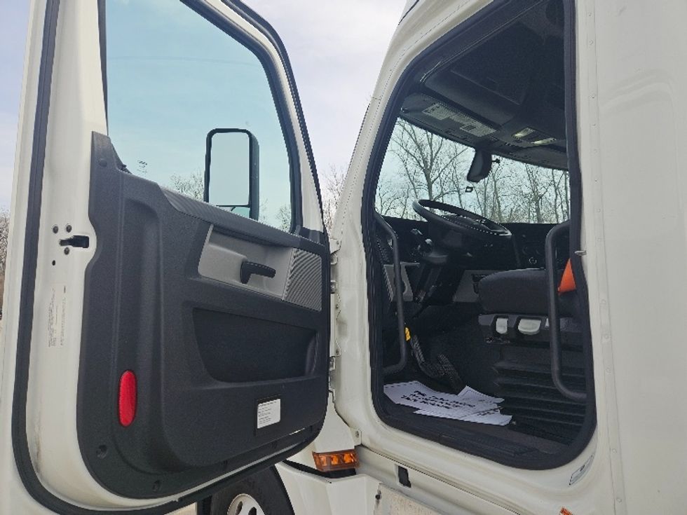 Sleeper Tractor-Heavy Duty Tractors-Freightliner-2020-T12664ST-Poplar Bluff-MO-648,131\n\t\tmiles-$ 48,750 - Image 9