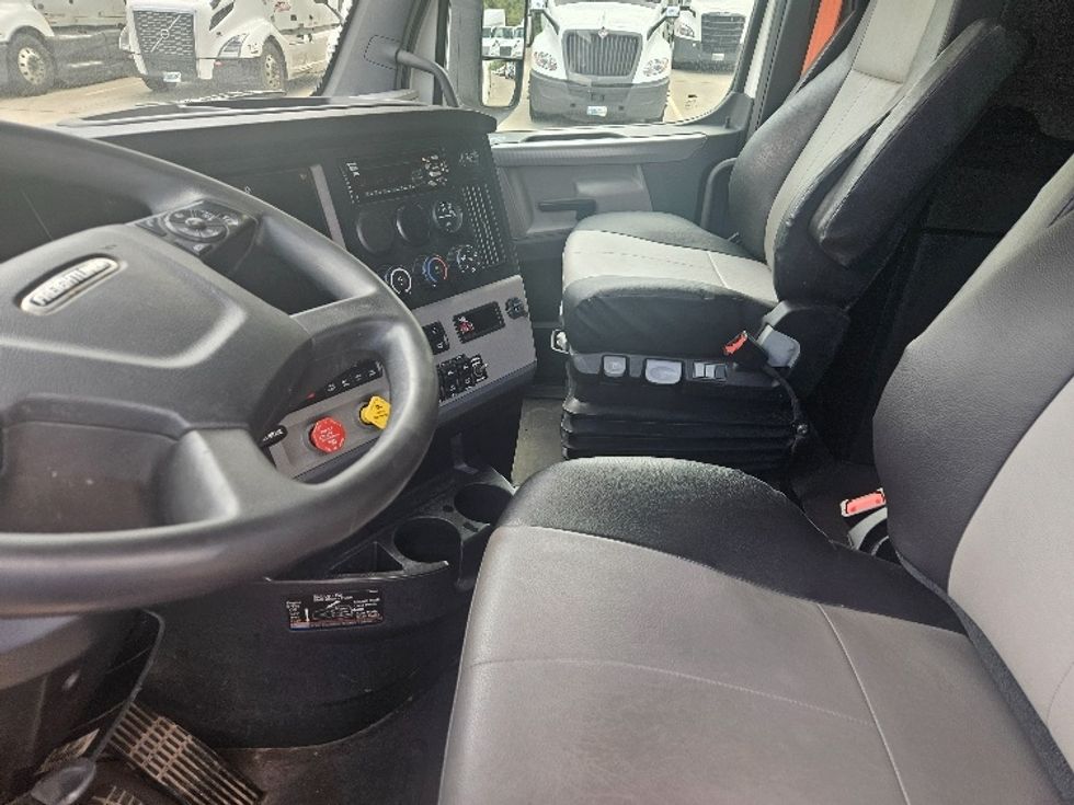 Sleeper Tractor-Heavy Duty Tractors-Freightliner-2020-T12664ST-Poplar Bluff-MO-696,895\n\t\tmiles-$ 47,000 - Image 10