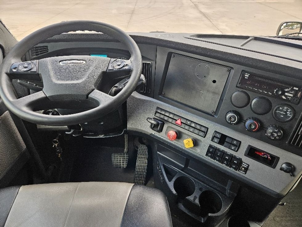 Sleeper Tractor-Heavy Duty Tractors-Freightliner-2020-T12664ST-Poplar Bluff-MO-696,895\n\t\tmiles-$ 47,000 - Image 11