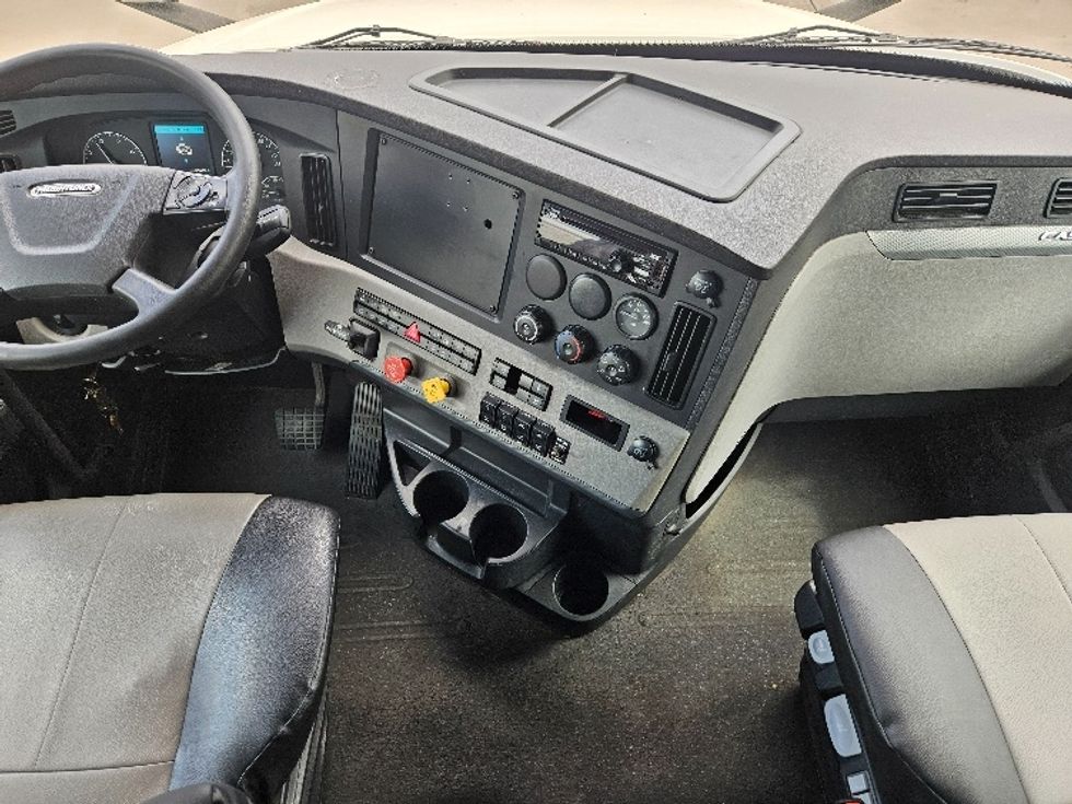 Sleeper Tractor-Heavy Duty Tractors-Freightliner-2020-T12664ST-Poplar Bluff-MO-696,895\n\t\tmiles-$ 47,000 - Image 12