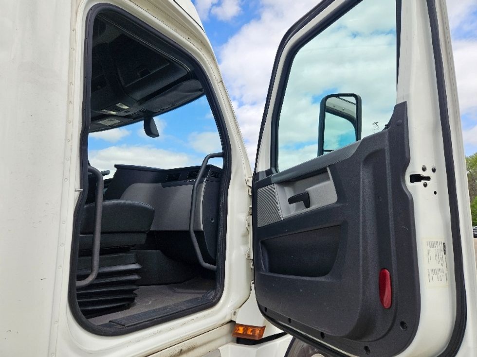 Sleeper Tractor-Heavy Duty Tractors-Freightliner-2020-T12664ST-Poplar Bluff-MO-696,895\n\t\tmiles-$ 47,000 - Image 13