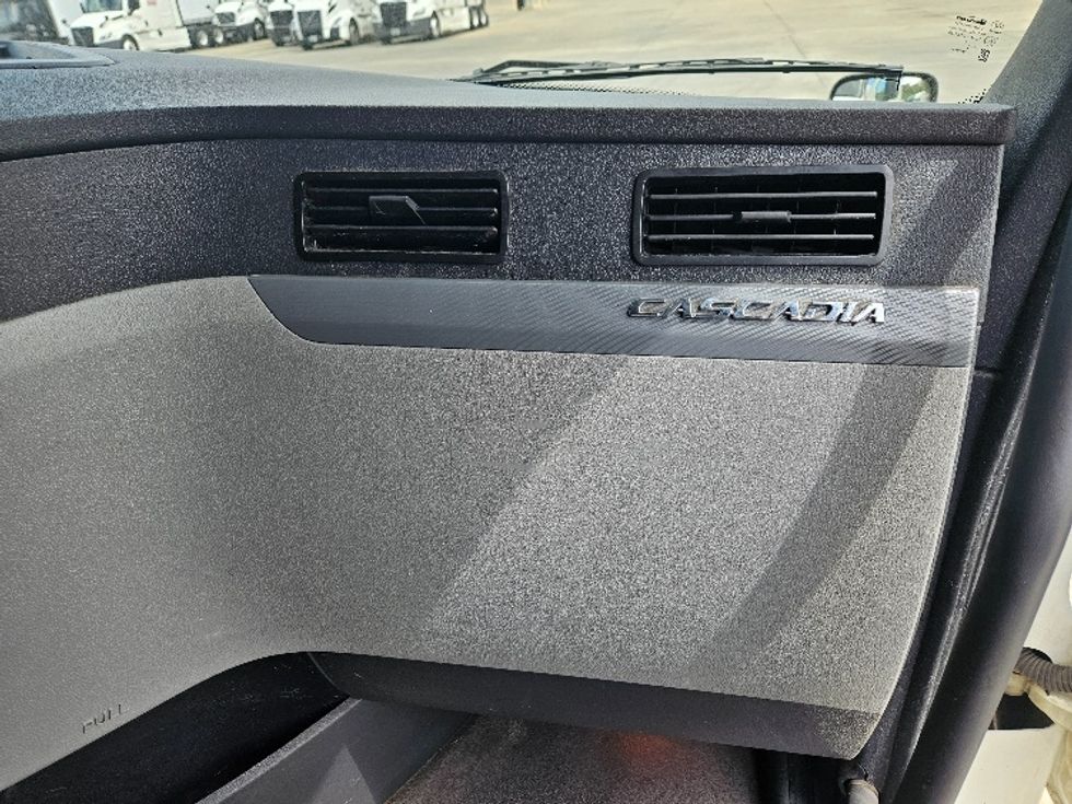 Sleeper Tractor-Heavy Duty Tractors-Freightliner-2020-T12664ST-Poplar Bluff-MO-696,895\n\t\tmiles-$ 47,000 - Image 14