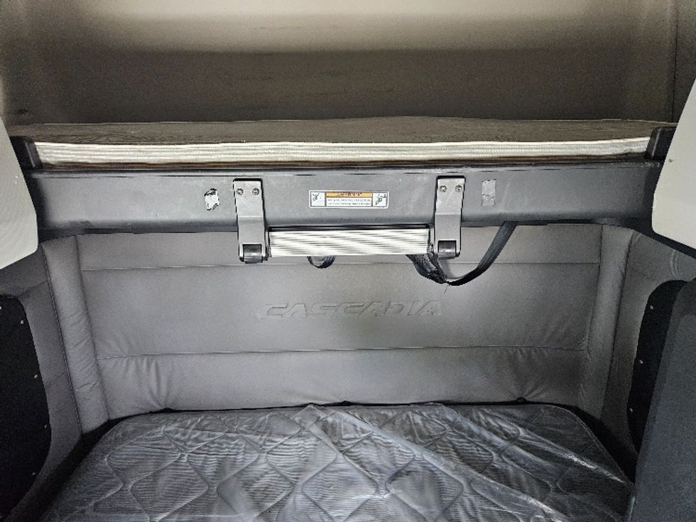 Sleeper Tractor-Heavy Duty Tractors-Freightliner-2020-T12664ST-Poplar Bluff-MO-696,895\n\t\tmiles-$ 47,000 - Image 16