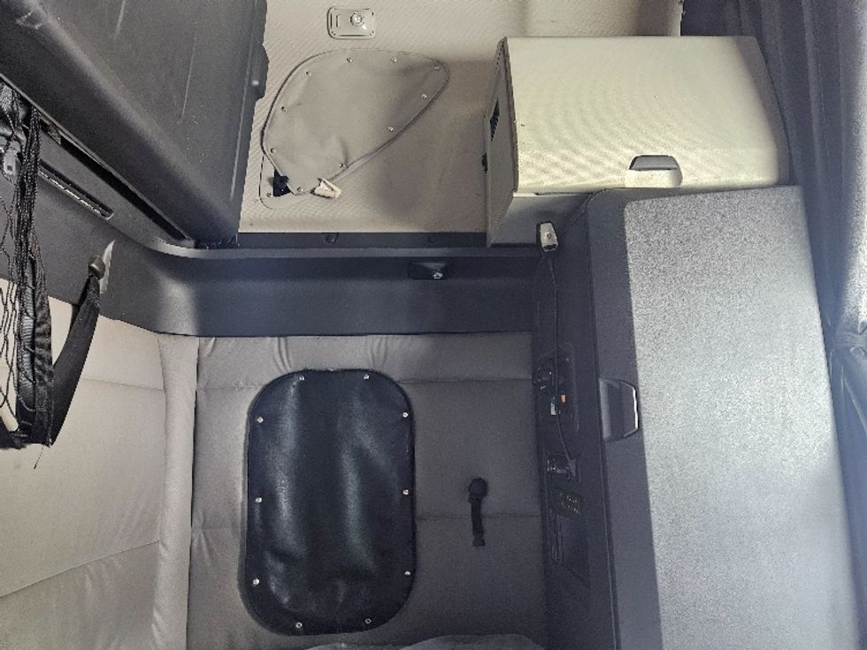 Sleeper Tractor-Heavy Duty Tractors-Freightliner-2020-T12664ST-Poplar Bluff-MO-696,895\n\t\tmiles-$ 47,000 - Image 18