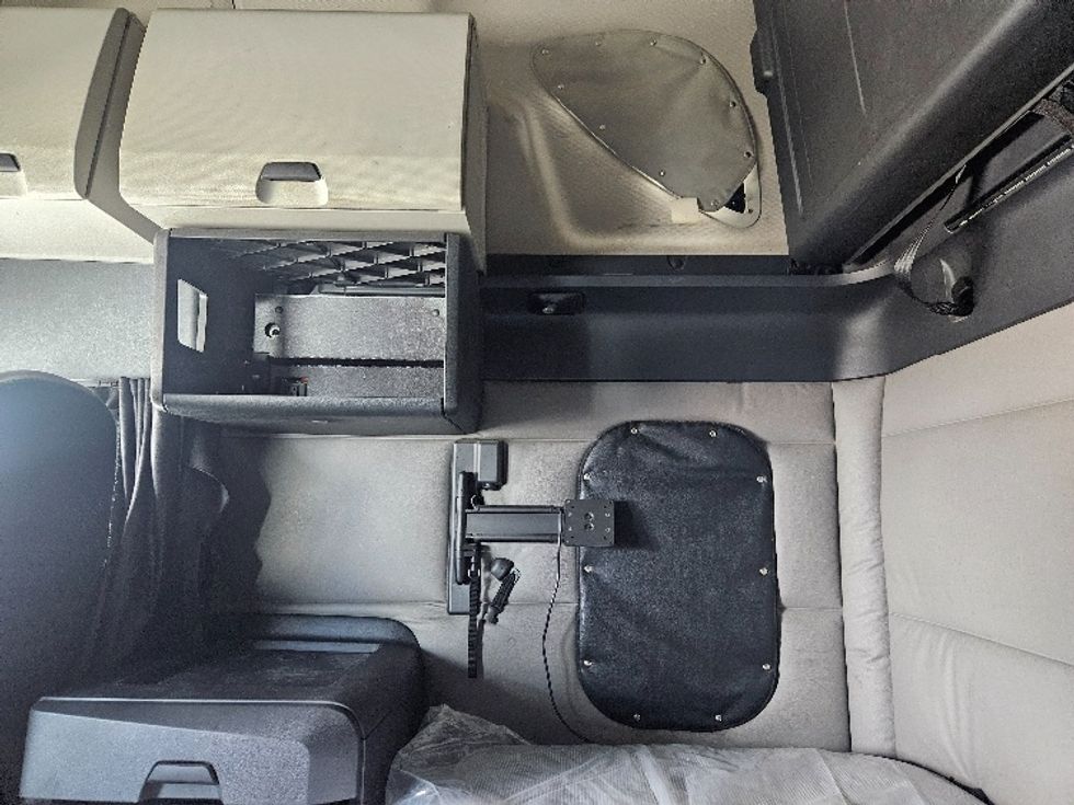 Sleeper Tractor-Heavy Duty Tractors-Freightliner-2020-T12664ST-Poplar Bluff-MO-696,895\n\t\tmiles-$ 47,000 - Image 19