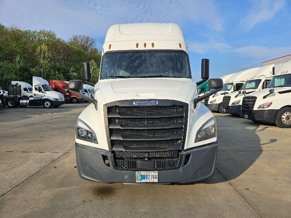 Sleeper Tractor-Heavy Duty Tractors-Freightliner-2020-T12664ST-Poplar Bluff-MO-696,895\n\t\tmiles-$ 47,000 - Image 2