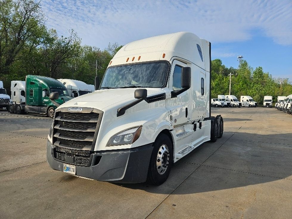 Sleeper Tractor-Heavy Duty Tractors-Freightliner-2020-T12664ST-Poplar Bluff-MO-696,895\n\t\tmiles-$ 47,000 - Image 3