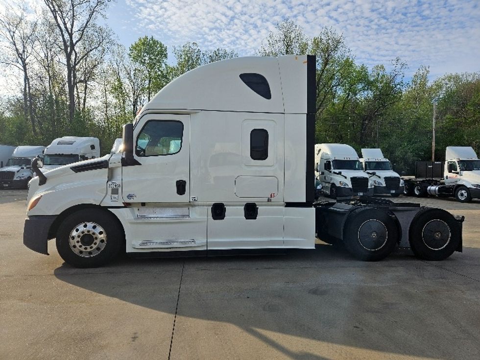 Sleeper Tractor-Heavy Duty Tractors-Freightliner-2020-T12664ST-Poplar Bluff-MO-696,895\n\t\tmiles-$ 47,000 - Image 4