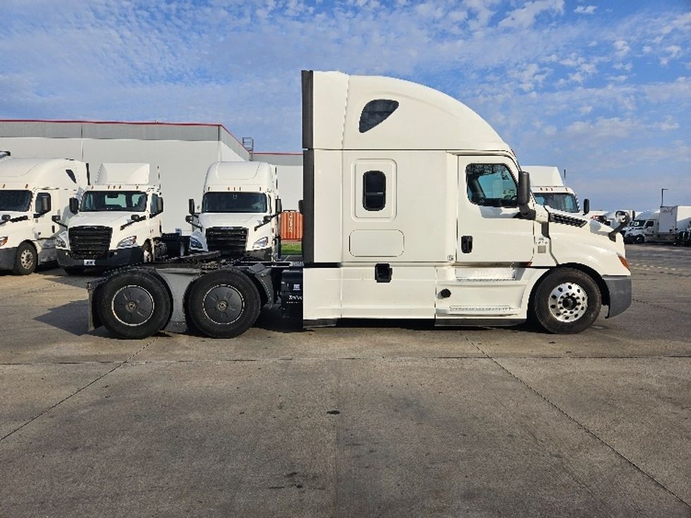 Sleeper Tractor-Heavy Duty Tractors-Freightliner-2020-T12664ST-Poplar Bluff-MO-696,895\n\t\tmiles-$ 47,000 - Image 8