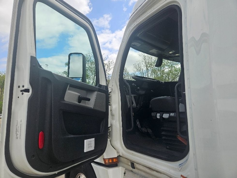 Sleeper Tractor-Heavy Duty Tractors-Freightliner-2020-T12664ST-Poplar Bluff-MO-696,895\n\t\tmiles-$ 47,000 - Image 9