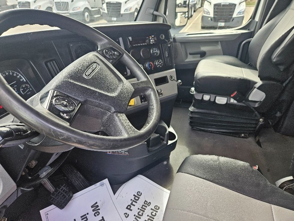 Sleeper Tractor-Heavy Duty Tractors-Freightliner-2020-T12664ST-Poplar Bluff-MO-699,167\n\t\tmiles-$ 44,000 - Image 10