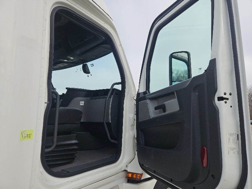 Sleeper Tractor-Heavy Duty Tractors-Freightliner-2020-T12664ST-Poplar Bluff-MO-699,167\n\t\tmiles-$ 44,000 - Image 13