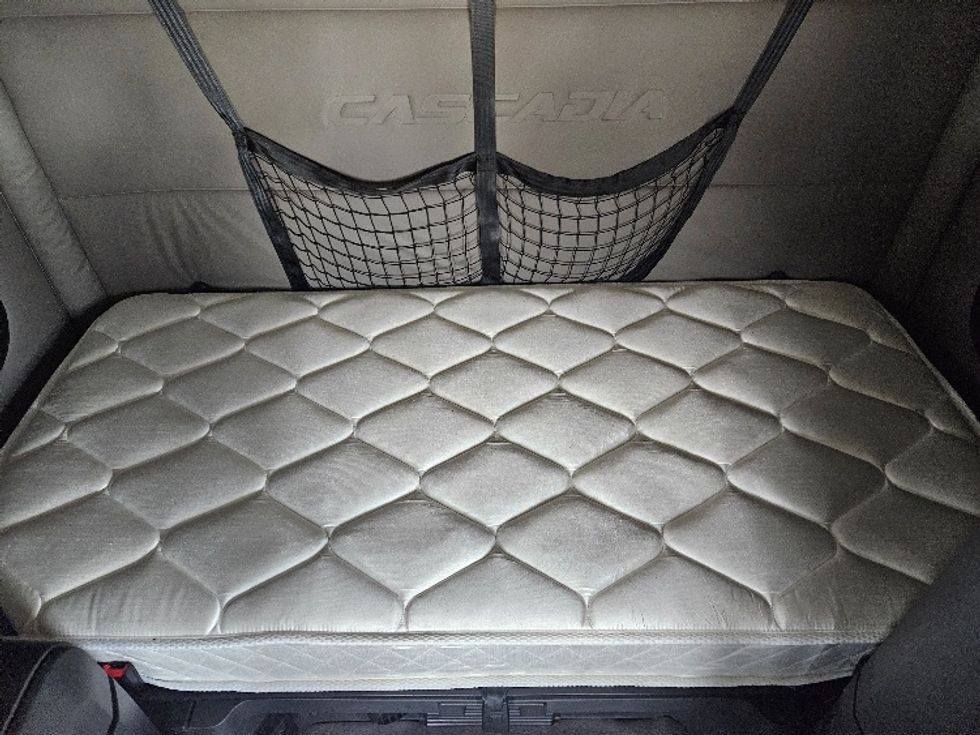 Sleeper Tractor-Heavy Duty Tractors-Freightliner-2020-T12664ST-Poplar Bluff-MO-699,167\n\t\tmiles-$ 44,000 - Image 17