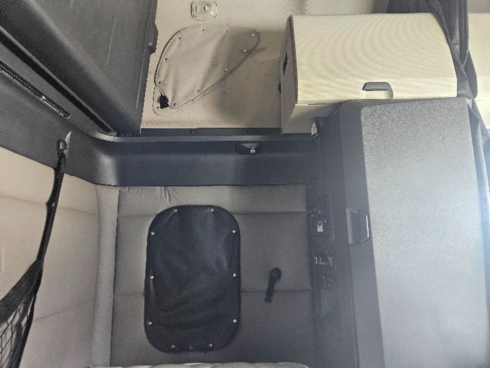 Sleeper Tractor-Heavy Duty Tractors-Freightliner-2020-T12664ST-Poplar Bluff-MO-699,167\n\t\tmiles-$ 44,000 - Image 18