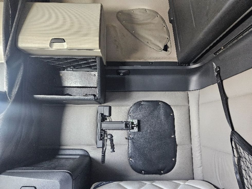 Sleeper Tractor-Heavy Duty Tractors-Freightliner-2020-T12664ST-Poplar Bluff-MO-699,167\n\t\tmiles-$ 44,000 - Image 19