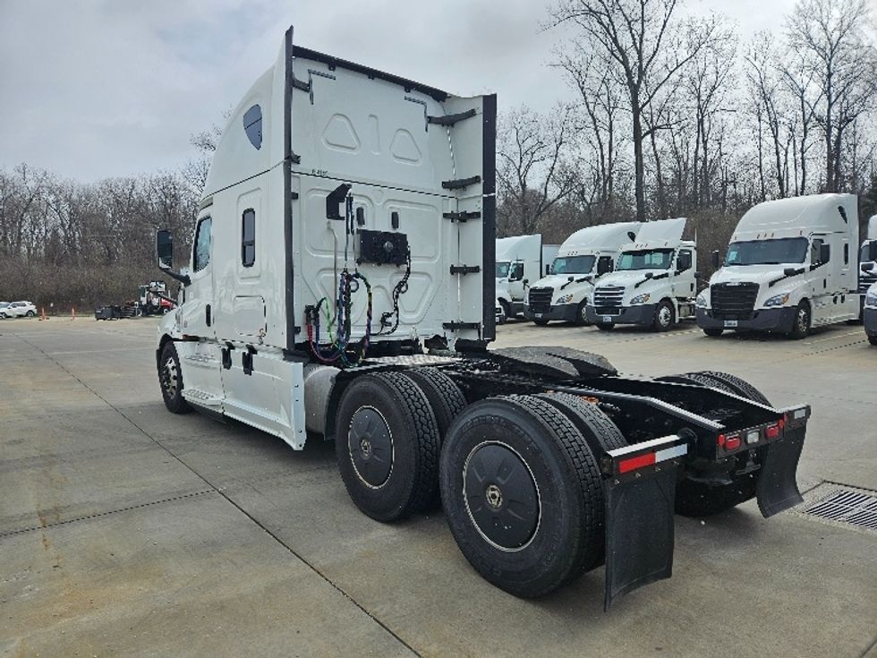 Sleeper Tractor-Heavy Duty Tractors-Freightliner-2020-T12664ST-Poplar Bluff-MO-699,167\n\t\tmiles-$ 44,000 - Image 5