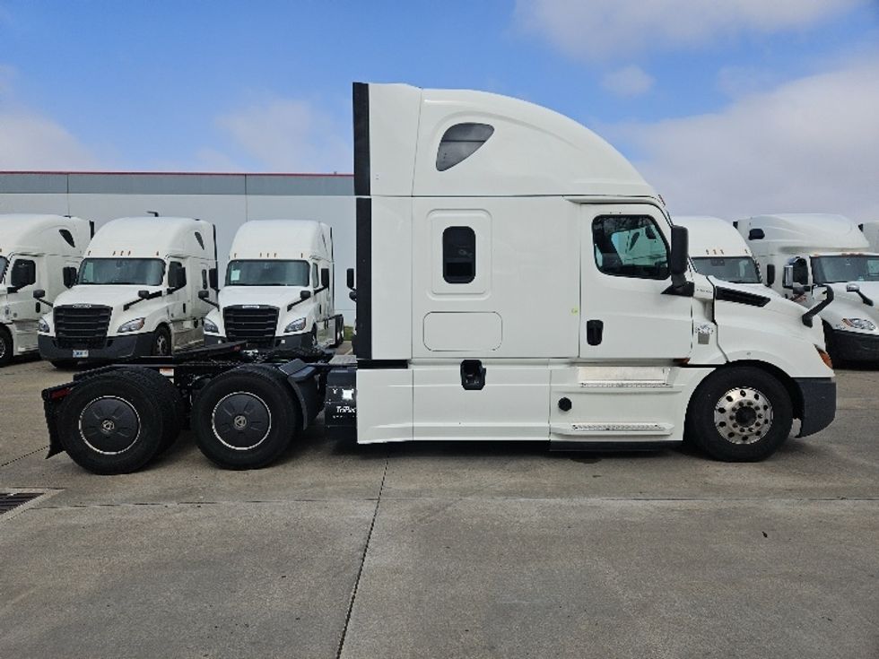Sleeper Tractor-Heavy Duty Tractors-Freightliner-2020-T12664ST-Poplar Bluff-MO-699,167\n\t\tmiles-$ 44,000 - Image 8