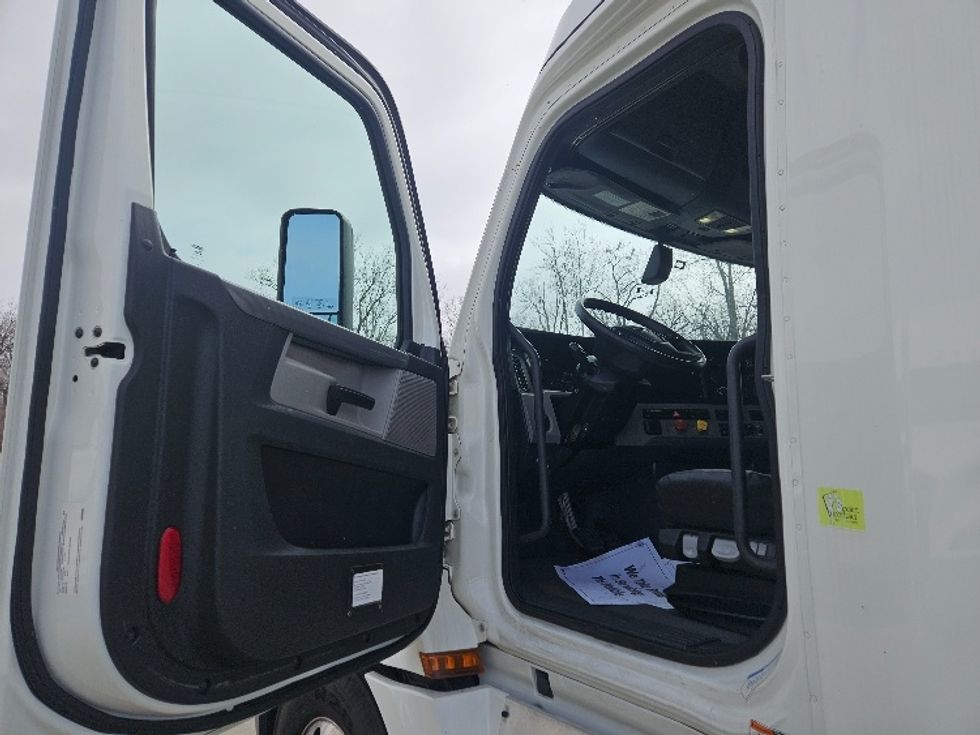 Sleeper Tractor-Heavy Duty Tractors-Freightliner-2020-T12664ST-Poplar Bluff-MO-699,167\n\t\tmiles-$ 44,000 - Image 9