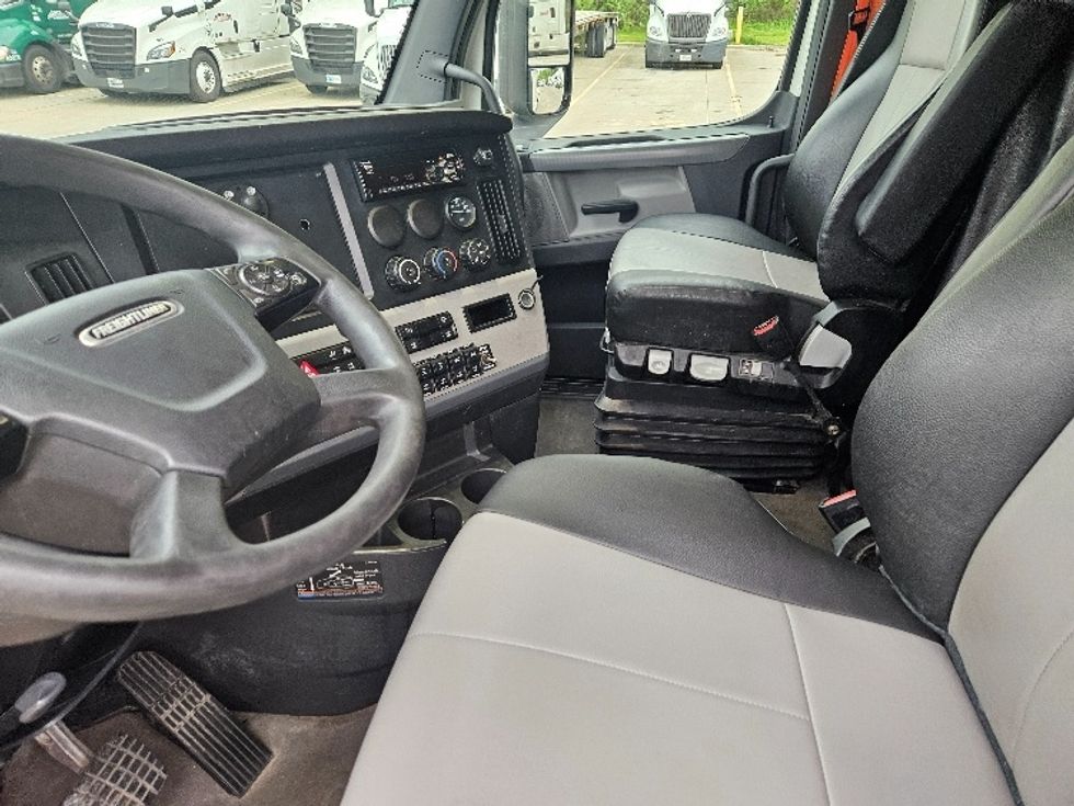 Sleeper Tractor-Heavy Duty Tractors-Freightliner-2020-T12664ST-Poplar Bluff-MO-705,440\n\t\tmiles-$ 46,250 - Image 10