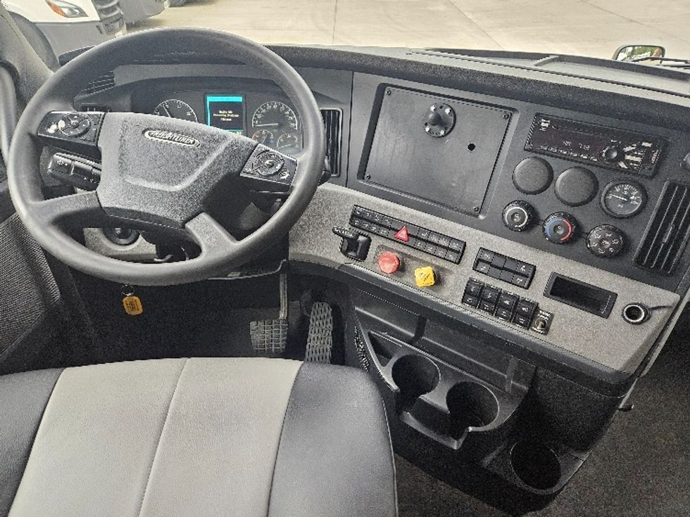 Sleeper Tractor-Heavy Duty Tractors-Freightliner-2020-T12664ST-Poplar Bluff-MO-705,440\n\t\tmiles-$ 46,250 - Image 11