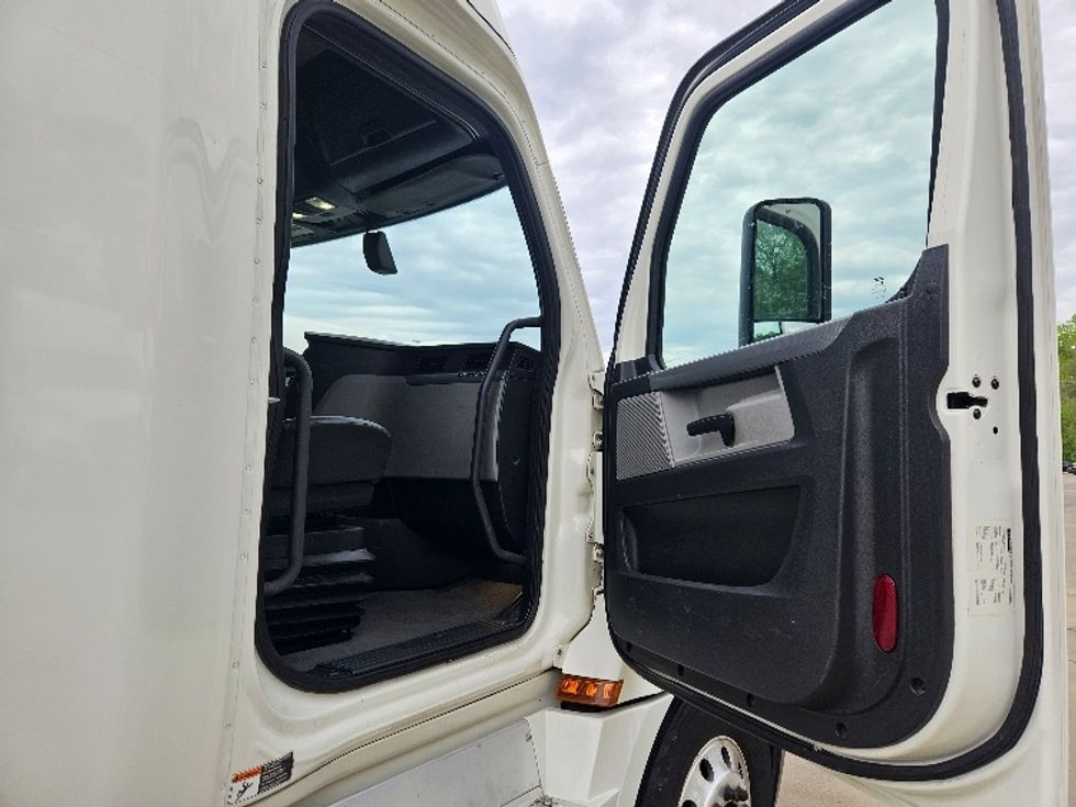 Sleeper Tractor-Heavy Duty Tractors-Freightliner-2020-T12664ST-Poplar Bluff-MO-705,440\n\t\tmiles-$ 46,250 - Image 13