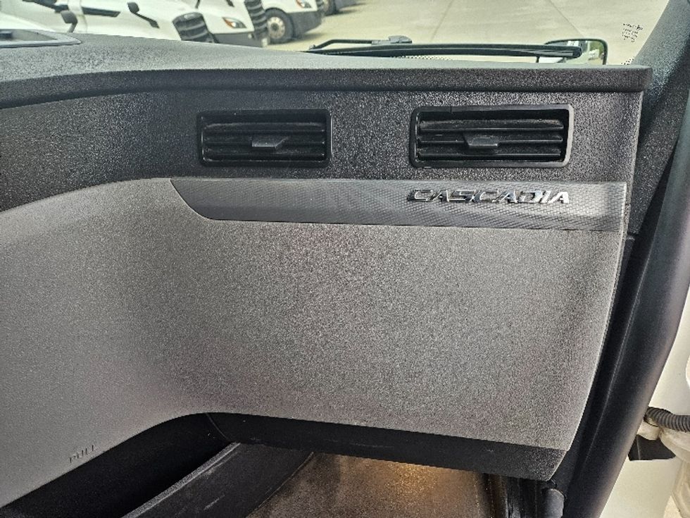 Sleeper Tractor-Heavy Duty Tractors-Freightliner-2020-T12664ST-Poplar Bluff-MO-705,440\n\t\tmiles-$ 46,250 - Image 14