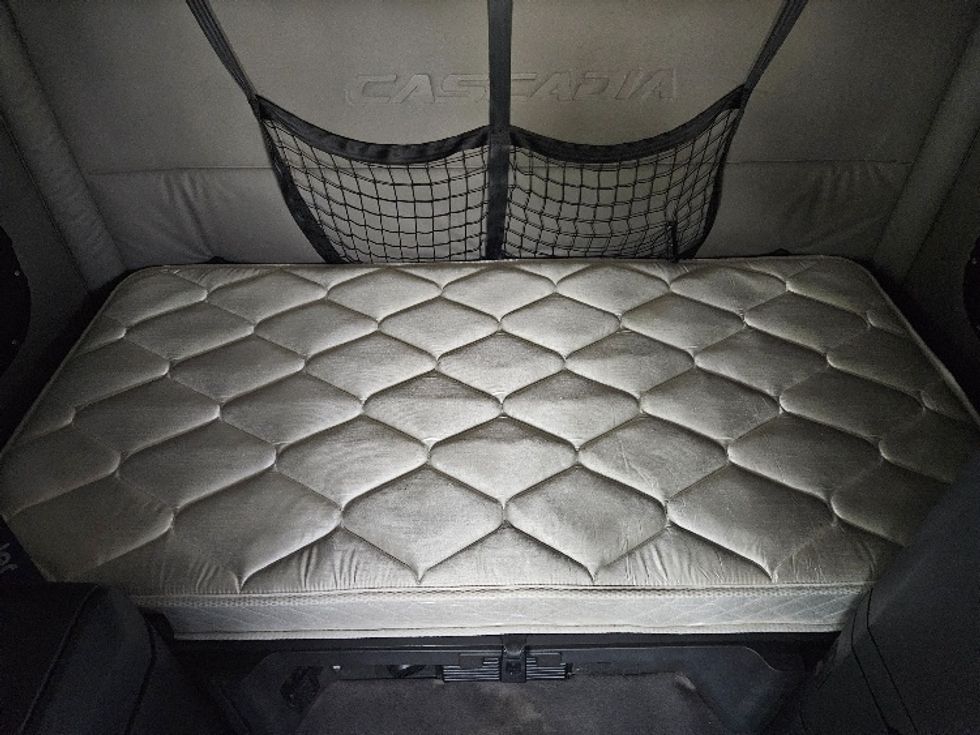 Sleeper Tractor-Heavy Duty Tractors-Freightliner-2020-T12664ST-Poplar Bluff-MO-705,440\n\t\tmiles-$ 46,250 - Image 17