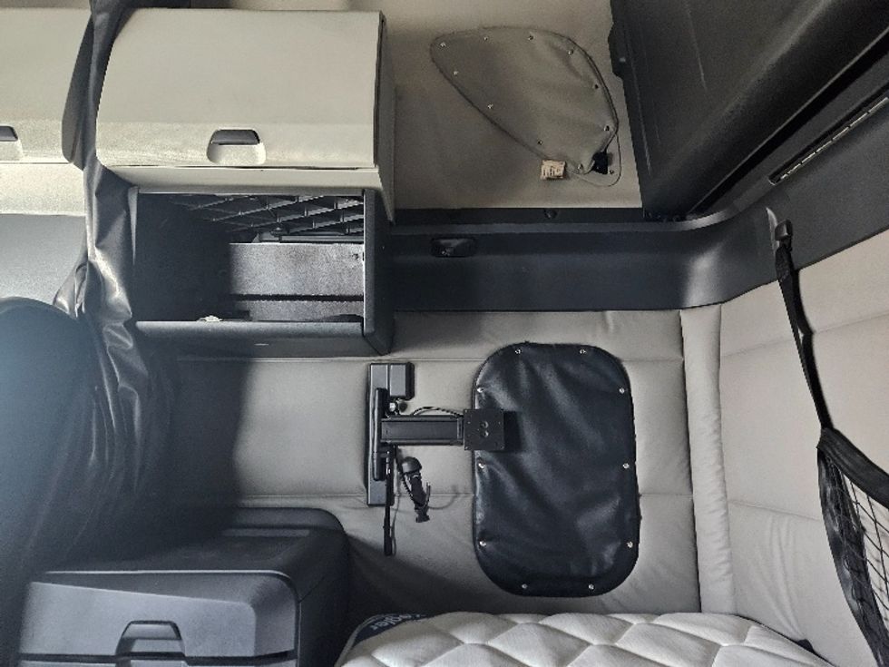 Sleeper Tractor-Heavy Duty Tractors-Freightliner-2020-T12664ST-Poplar Bluff-MO-705,440\n\t\tmiles-$ 46,250 - Image 19