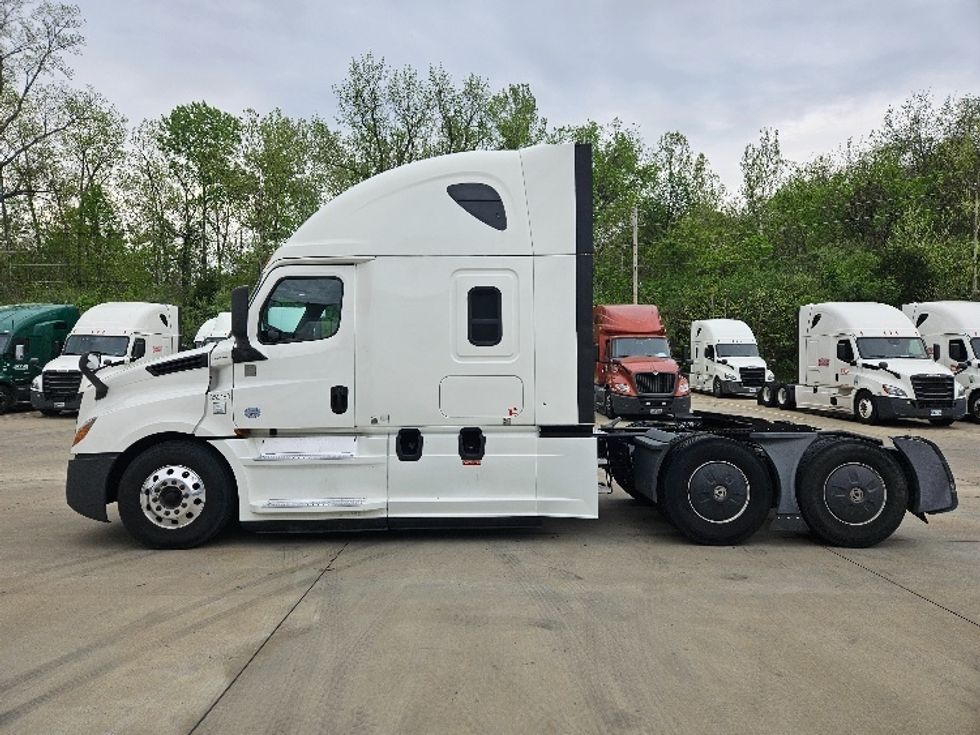 Sleeper Tractor-Heavy Duty Tractors-Freightliner-2020-T12664ST-Poplar Bluff-MO-705,440\n\t\tmiles-$ 46,250 - Image 4