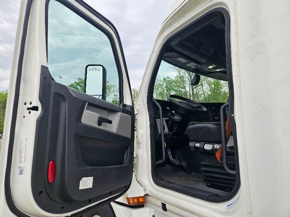 Sleeper Tractor-Heavy Duty Tractors-Freightliner-2020-T12664ST-Poplar Bluff-MO-705,440\n\t\tmiles-$ 46,250 - Image 9